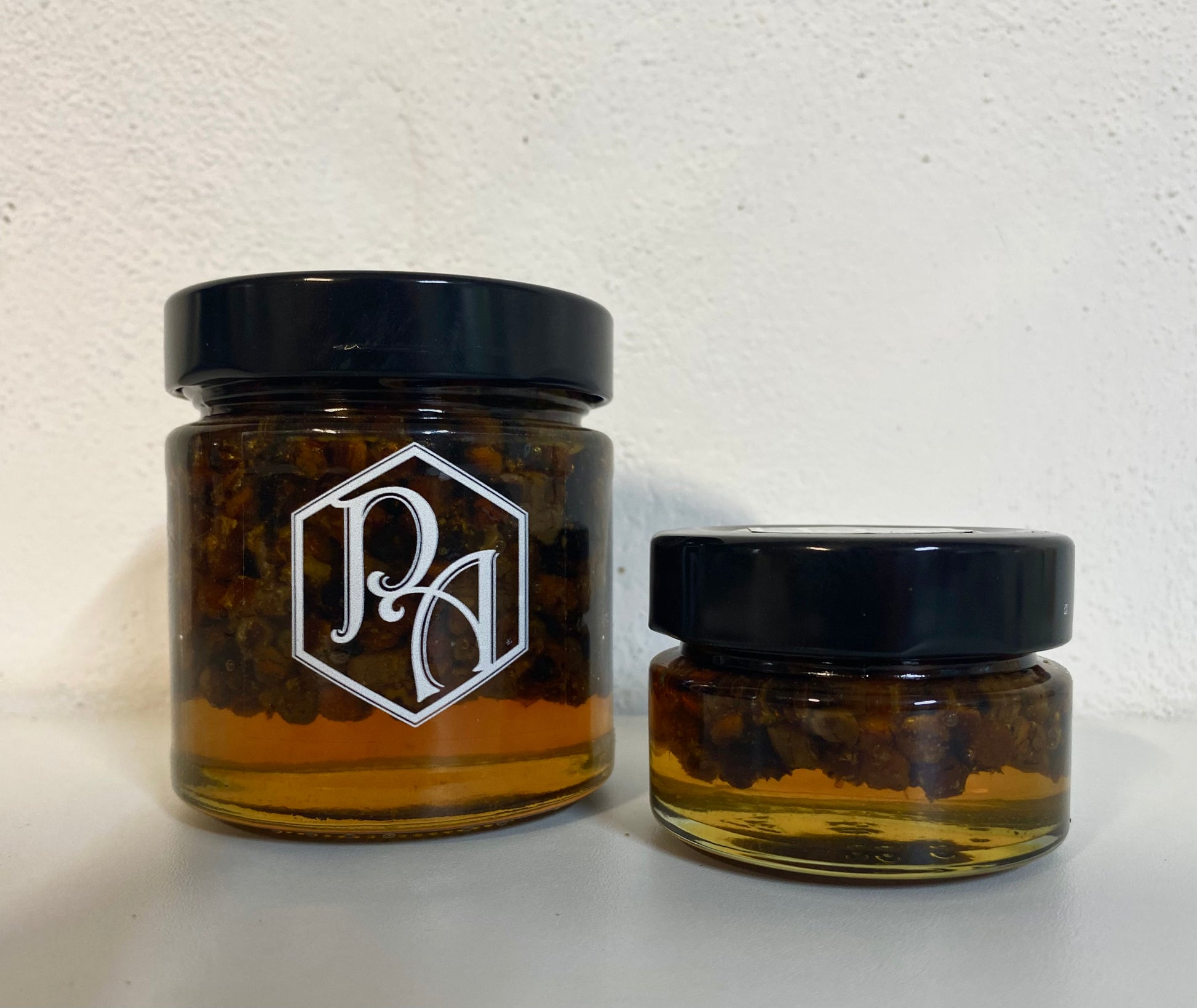 Pão de abelha embebido em mel